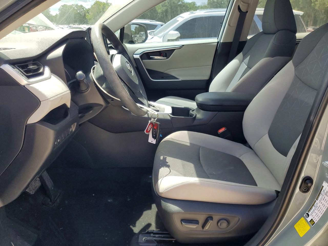 2022 TOYOTA RAV4 XLE photo 19