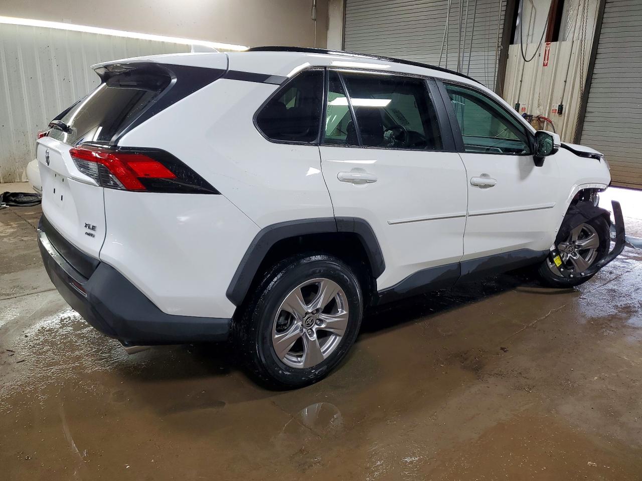 2022 TOYOTA RAV4 XLE photo 3