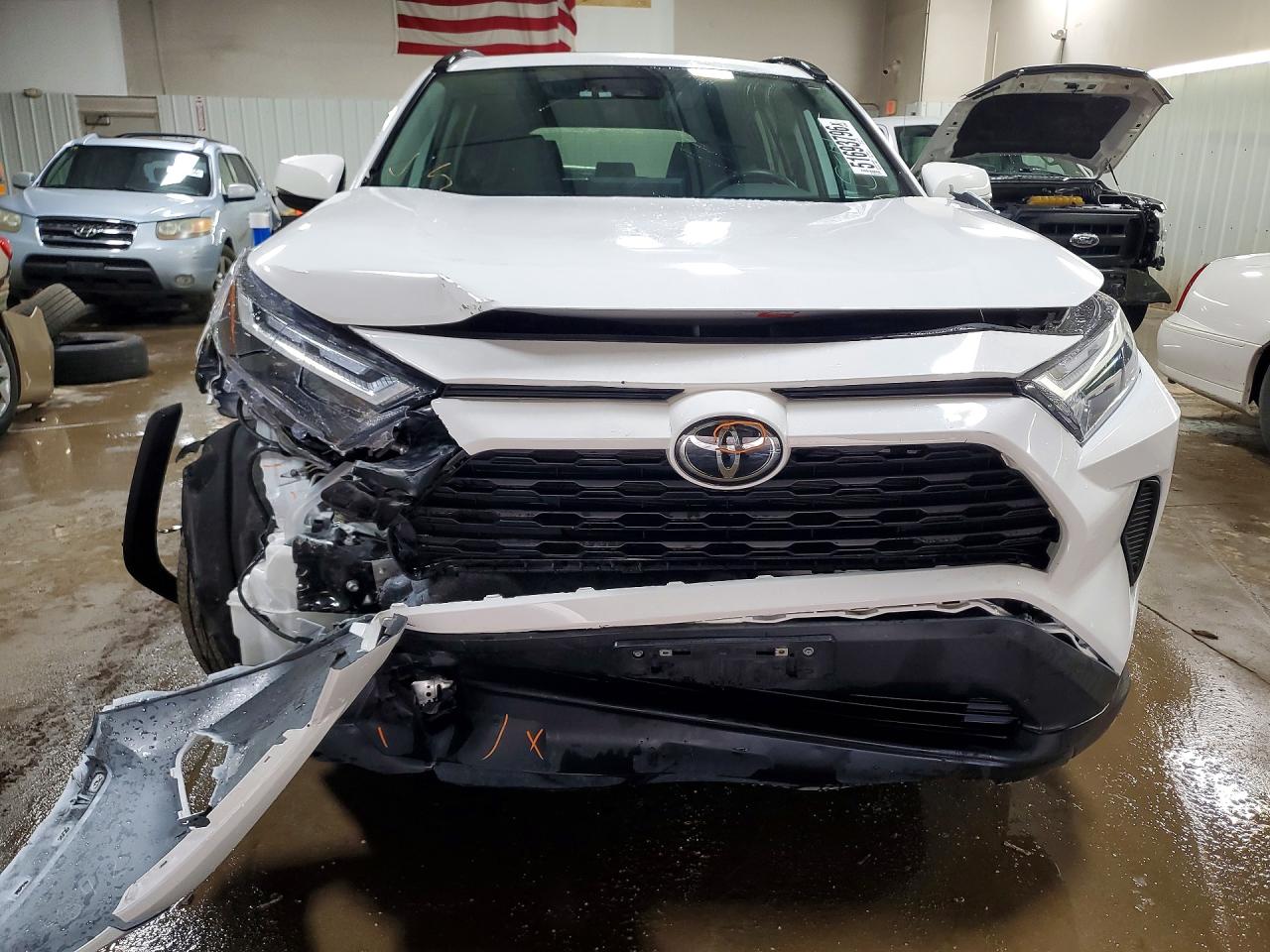 2022 TOYOTA RAV4 XLE photo 5