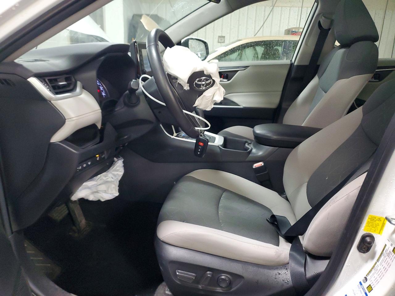 2022 TOYOTA RAV4 XLE photo 7