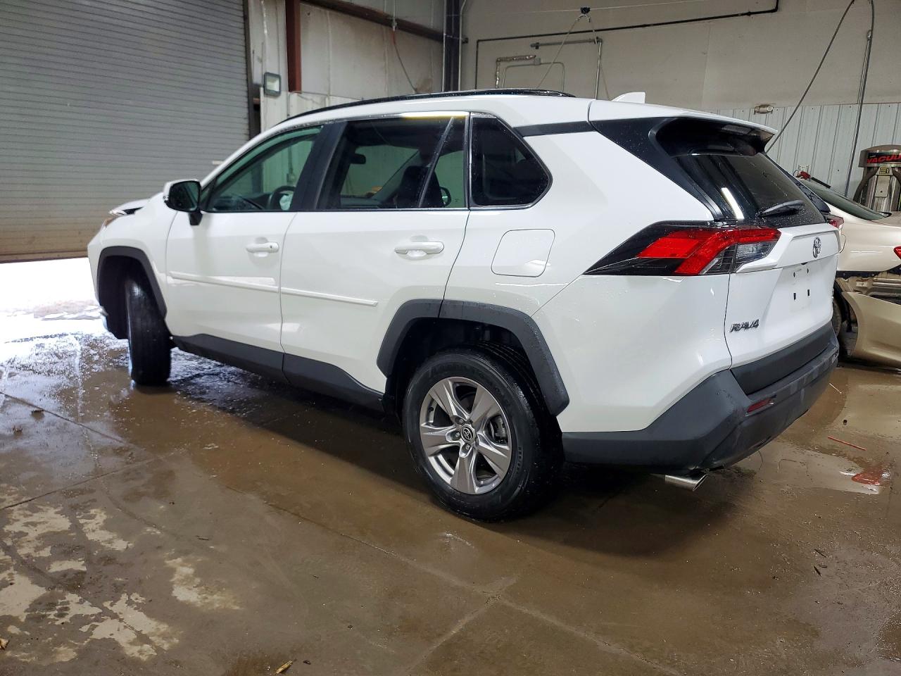 2022 TOYOTA RAV4 XLE photo 2