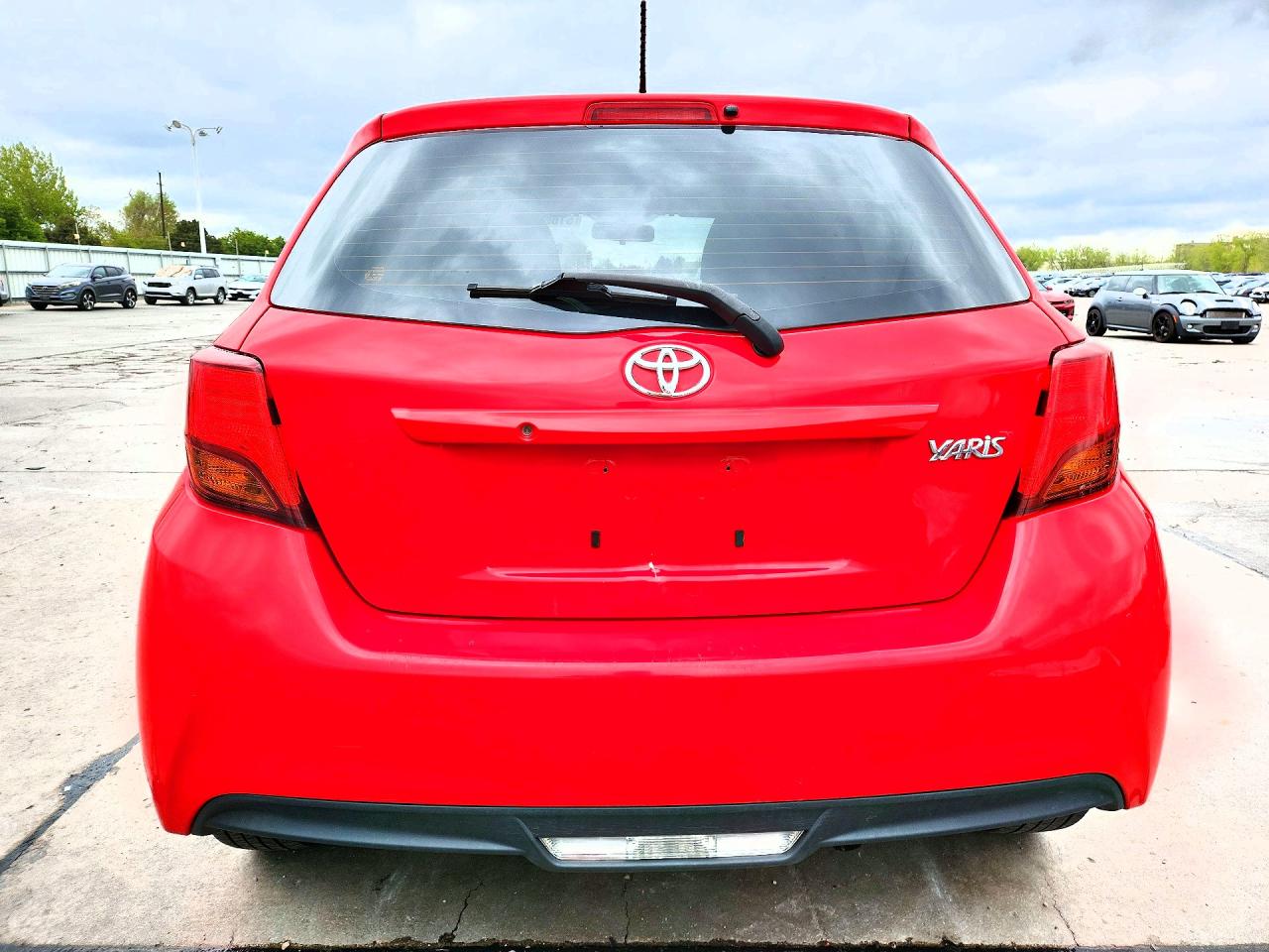 2015 TOYOTA YARIS 5-DOOR L photo 16