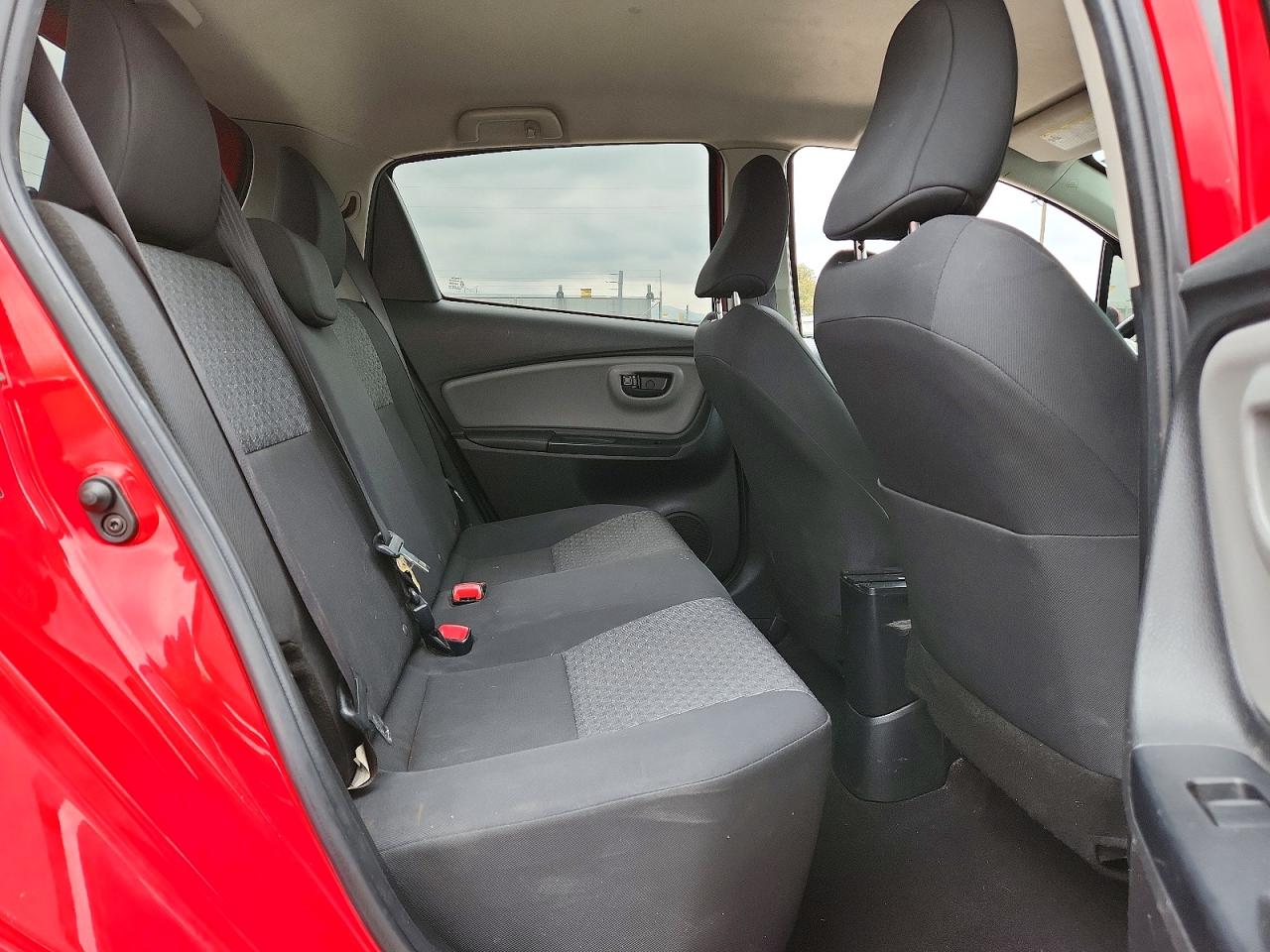 2015 TOYOTA YARIS 5-DOOR L photo 28