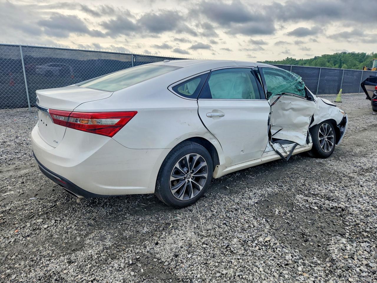 2016 TOYOTA AVALON XLE photo 5