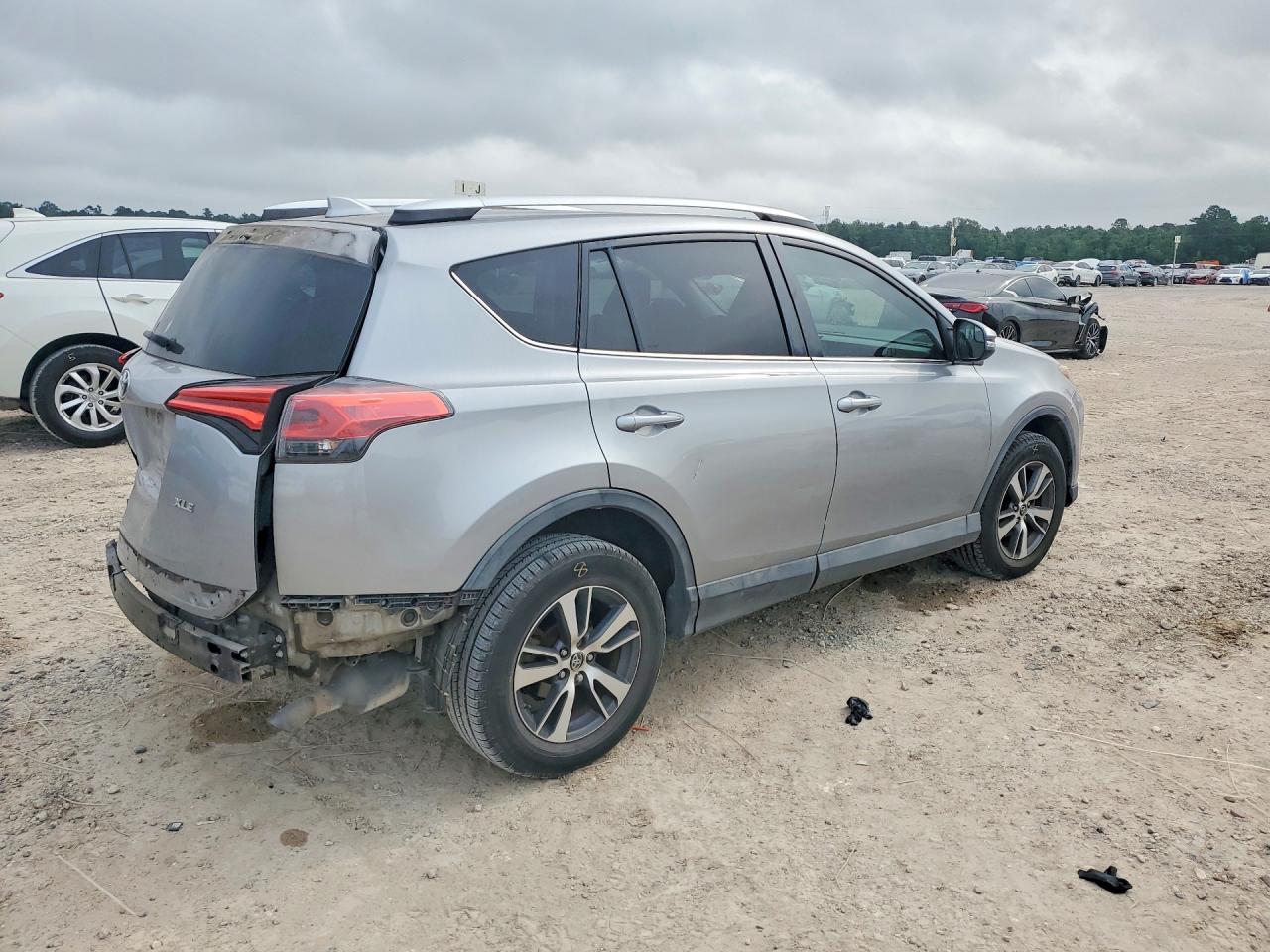 2016 TOYOTA RAV4 XLE photo 7