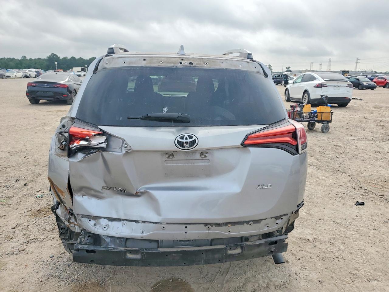 2016 TOYOTA RAV4 XLE photo 16