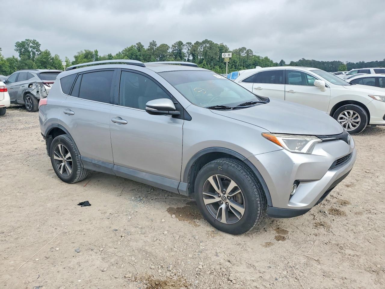 2016 TOYOTA RAV4 XLE photo 10