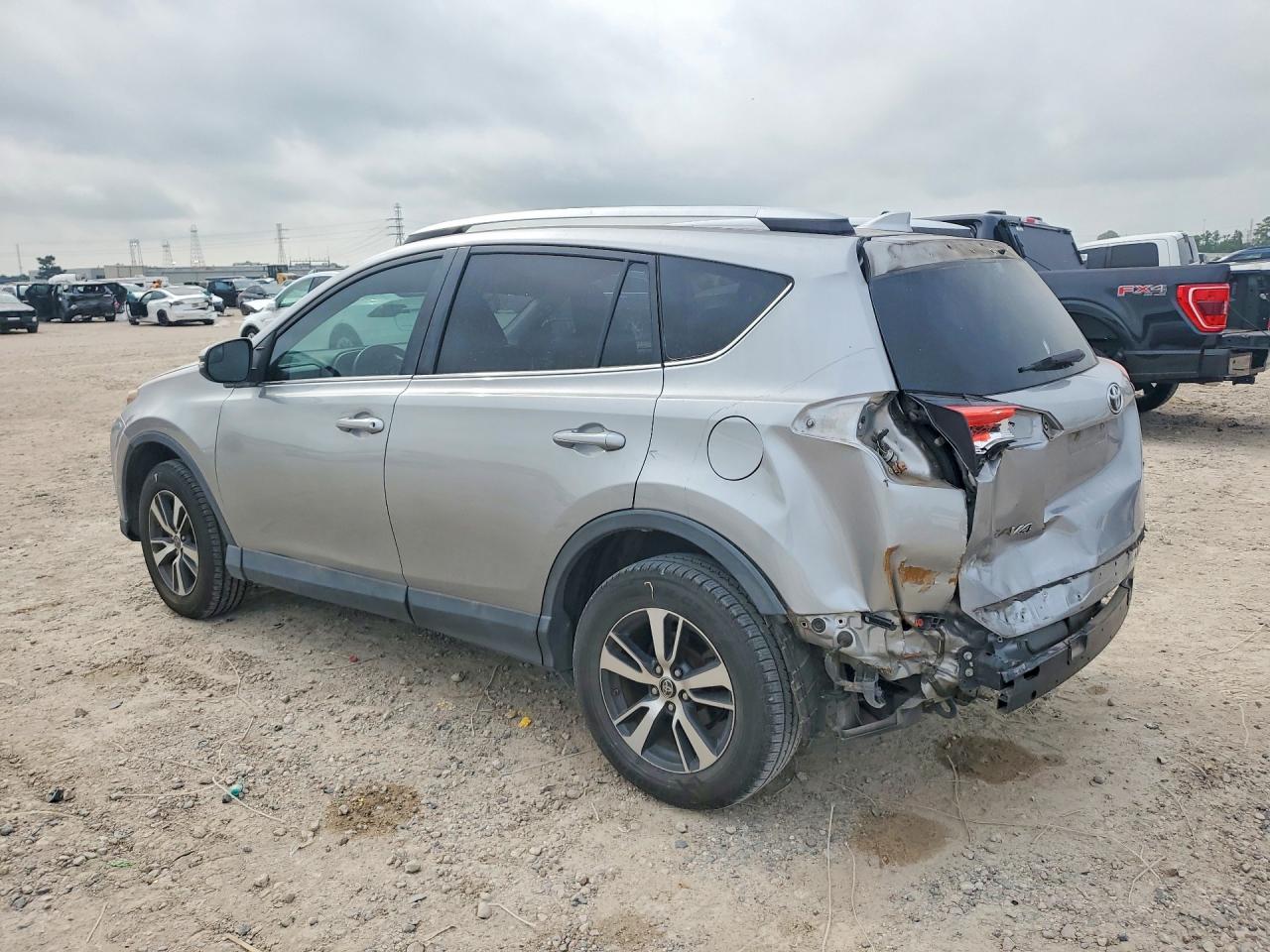 2016 TOYOTA RAV4 XLE photo 4
