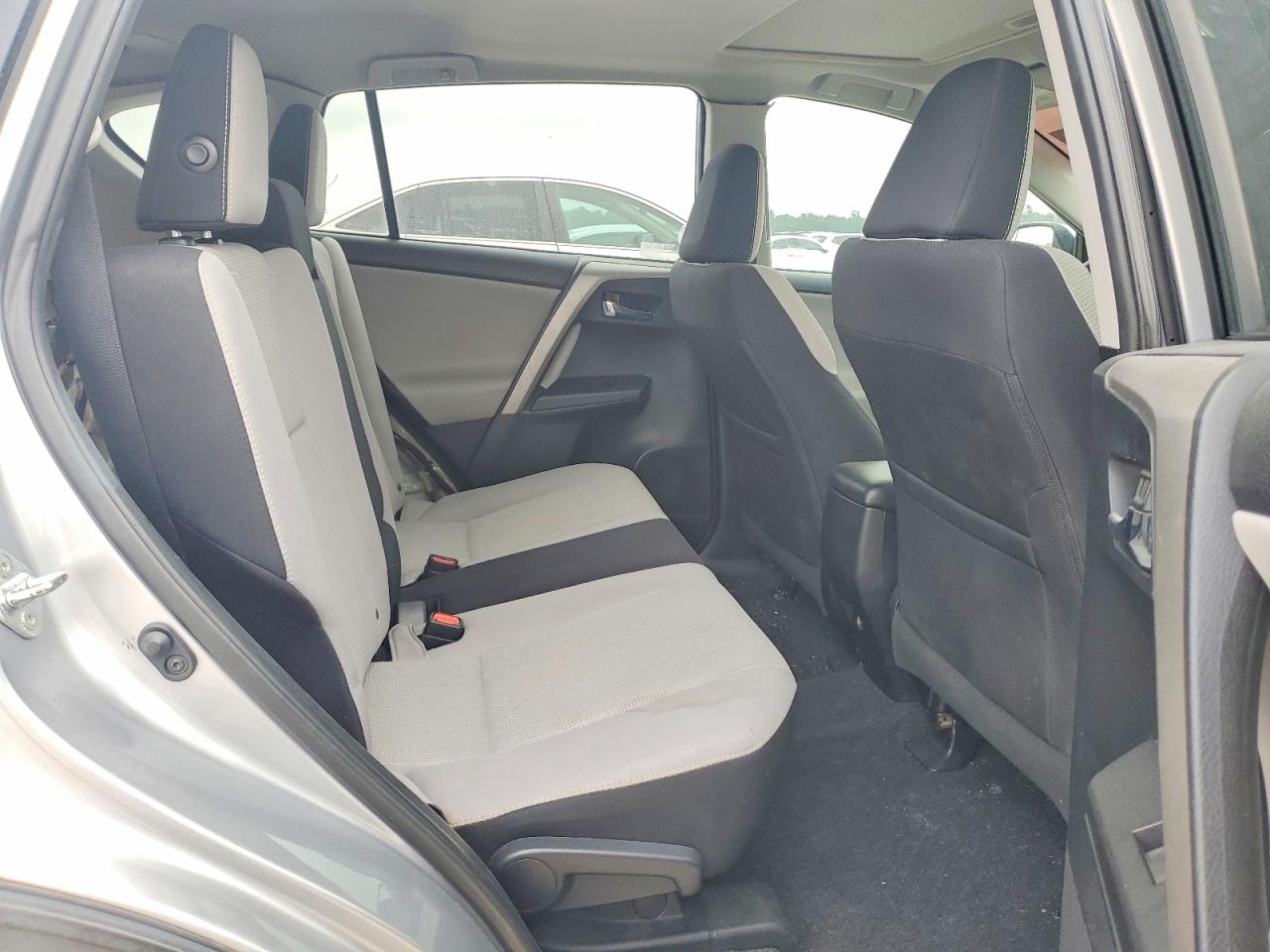 2016 TOYOTA RAV4 XLE photo 31