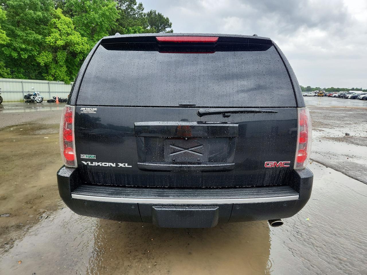 2011 GMC YUKON XL DENALI photo 6