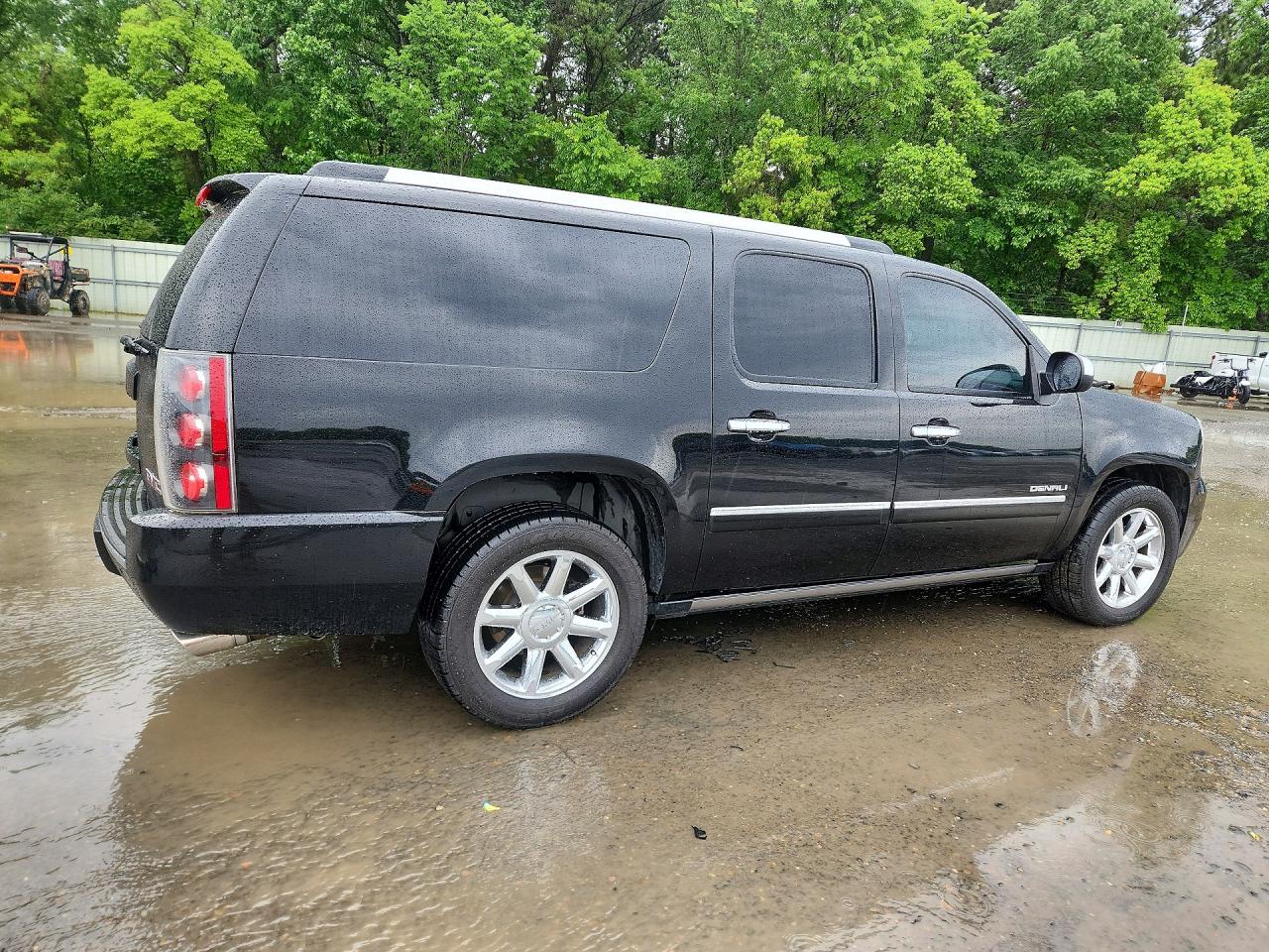 2011 GMC YUKON XL DENALI photo 3