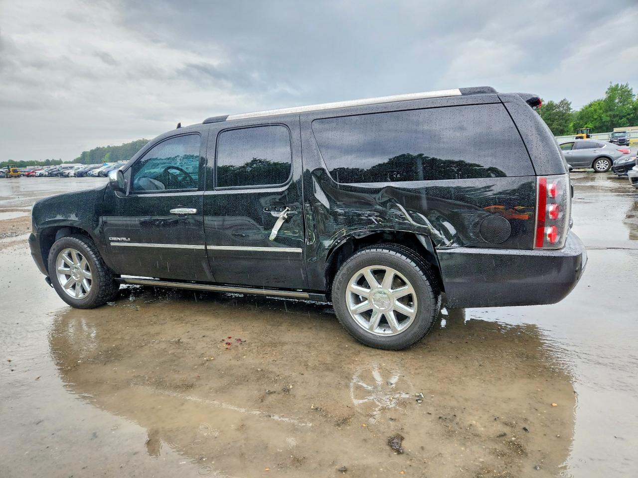 2011 GMC YUKON XL DENALI photo 2