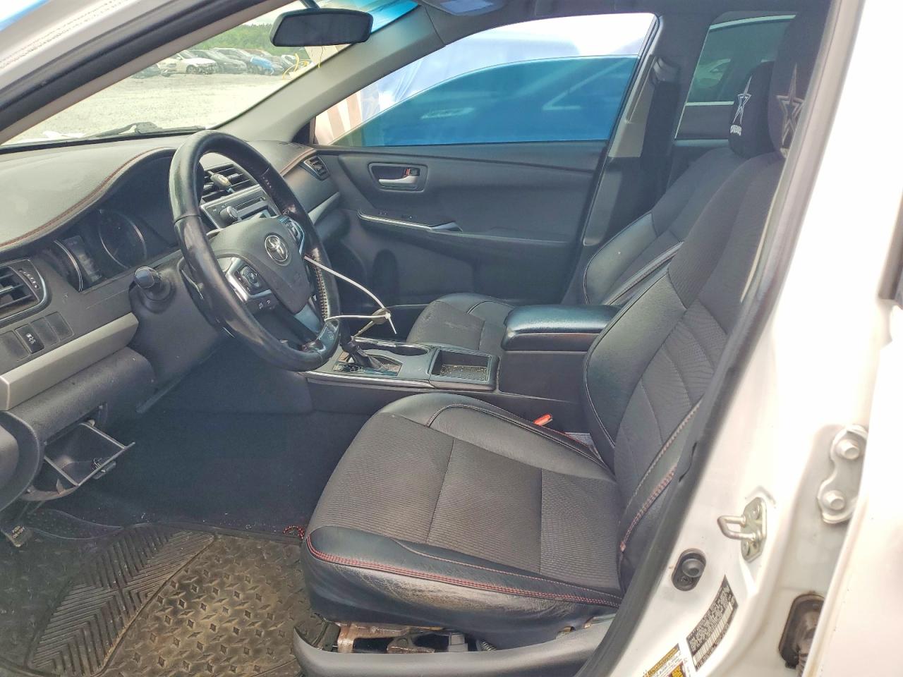 2016 TOYOTA CAMRY SE photo 19