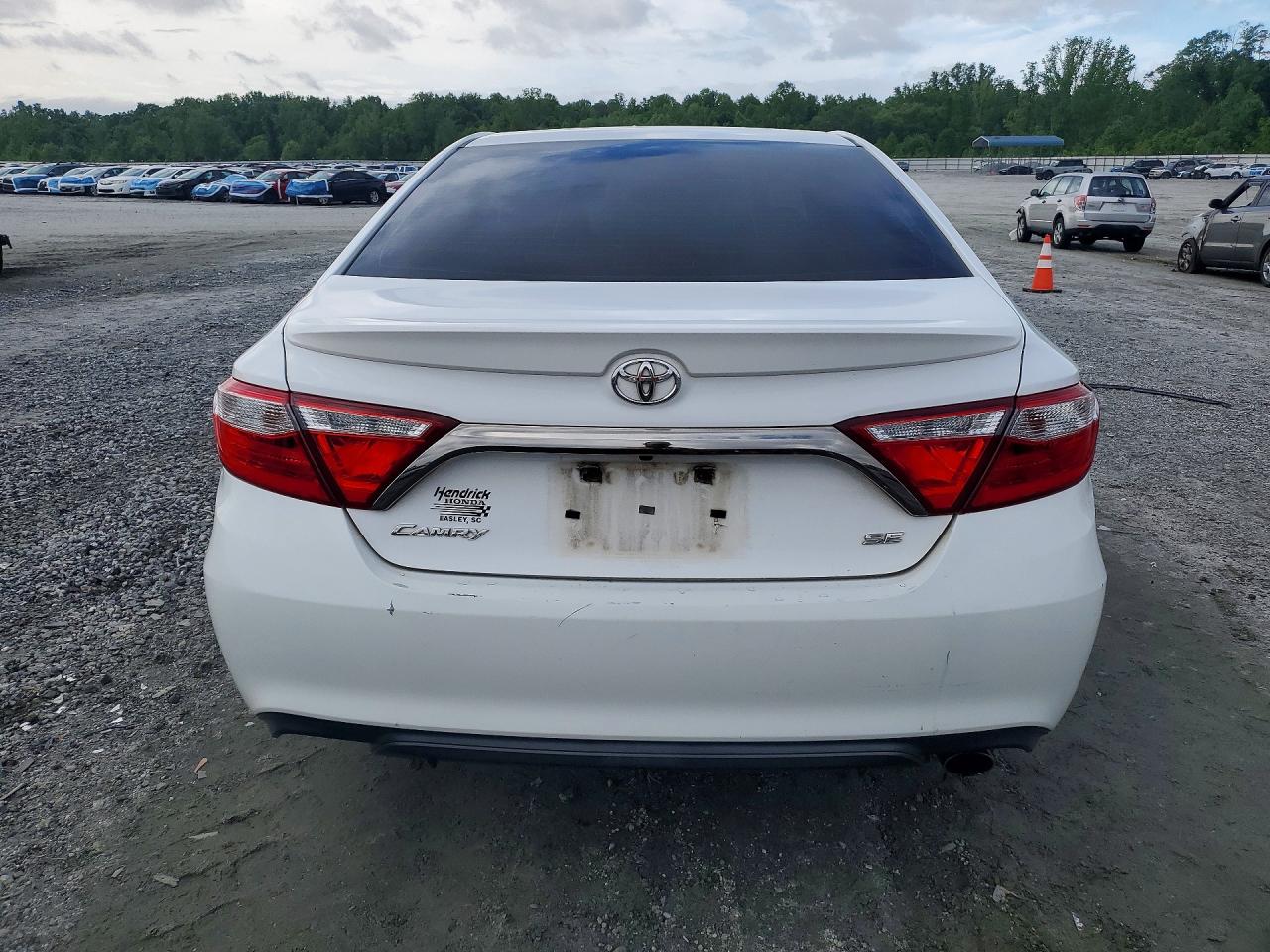 2016 TOYOTA CAMRY SE photo 16