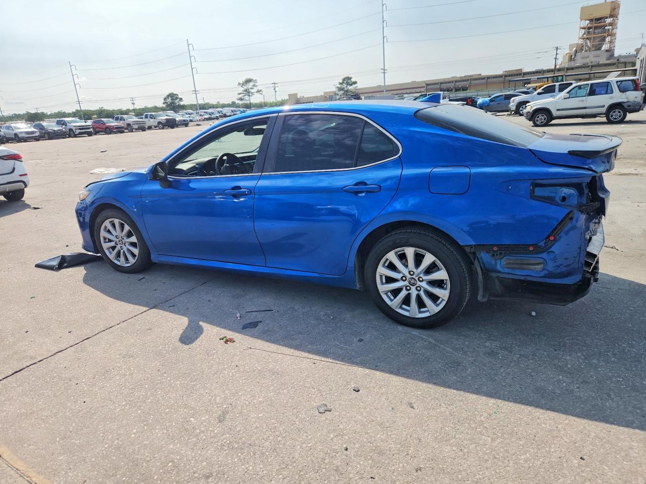 2019 TOYOTA CAMRY LE photo 3