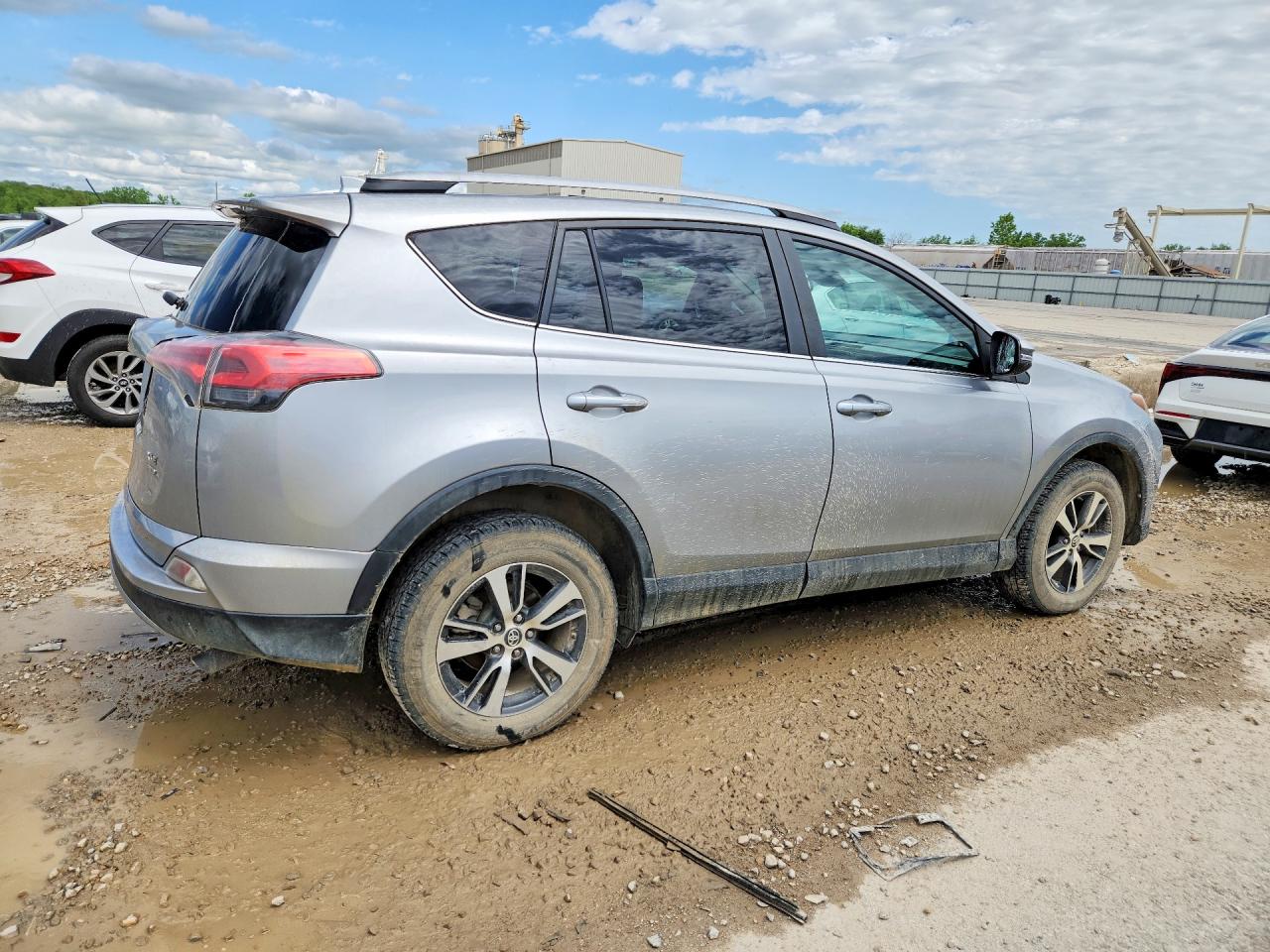 2017 TOYOTA RAV4 XLE photo 7