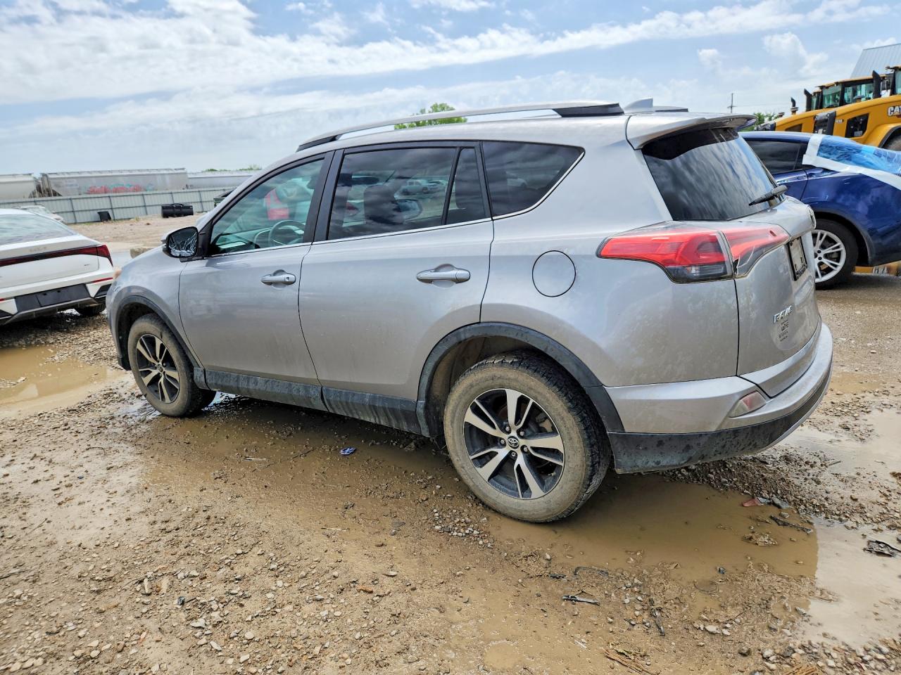 2017 TOYOTA RAV4 XLE photo 4