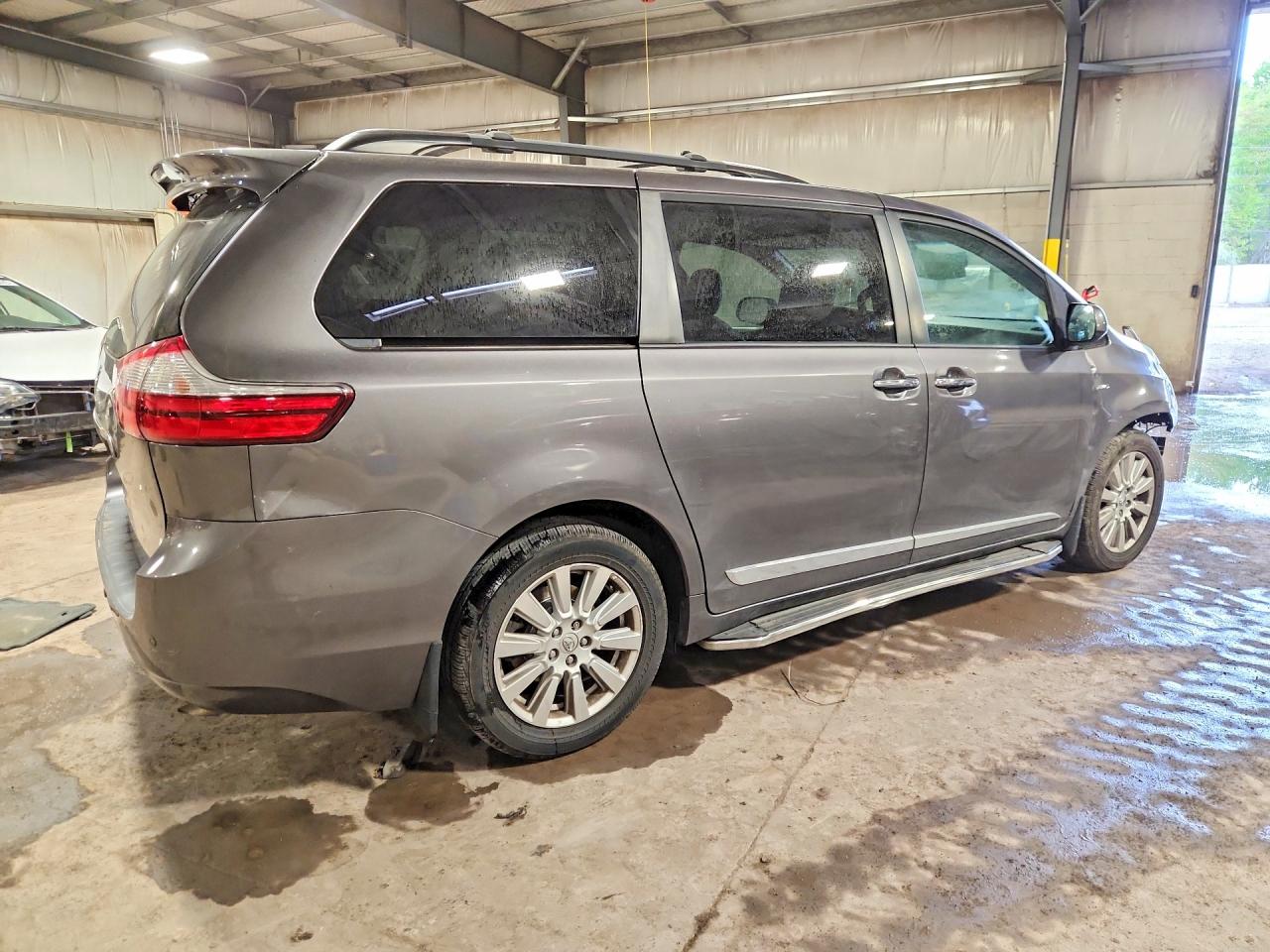 2017 TOYOTA SIENNA XLE 7-PASSENGER photo 5