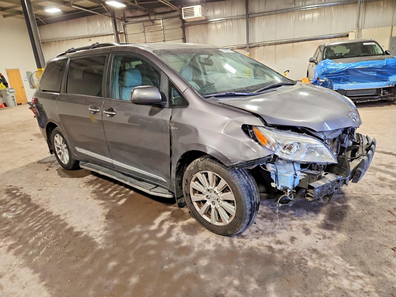 2017 TOYOTA SIENNA XLE 7-PASSENGER photo 7