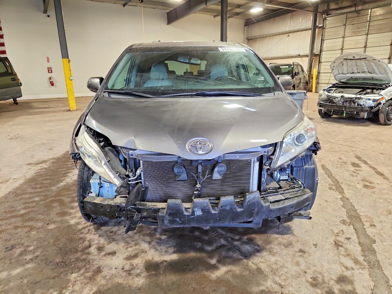 2017 TOYOTA SIENNA XLE 7-PASSENGER photo 9