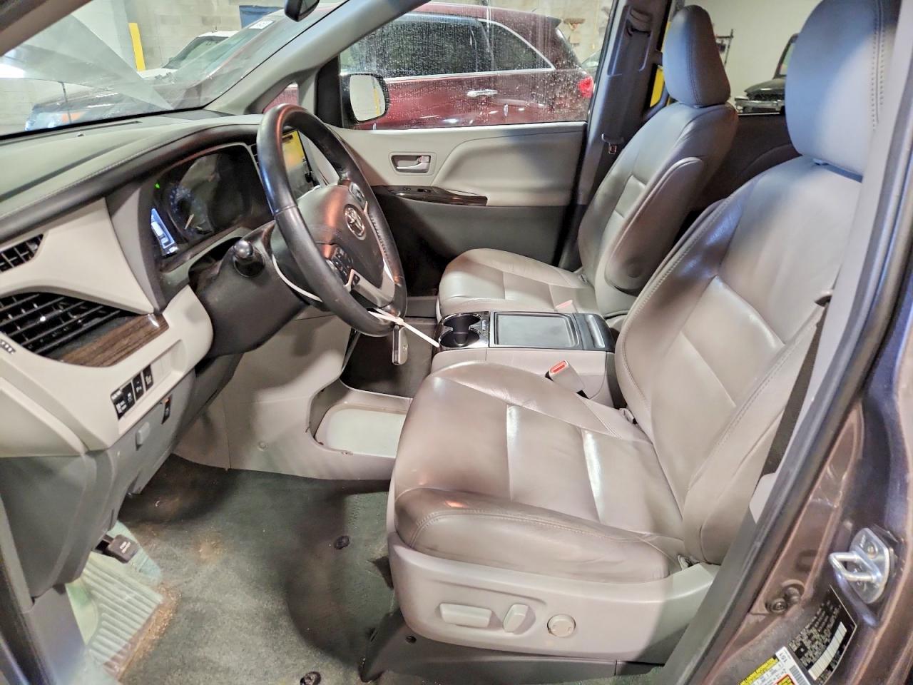 2017 TOYOTA SIENNA XLE 7-PASSENGER photo 13
