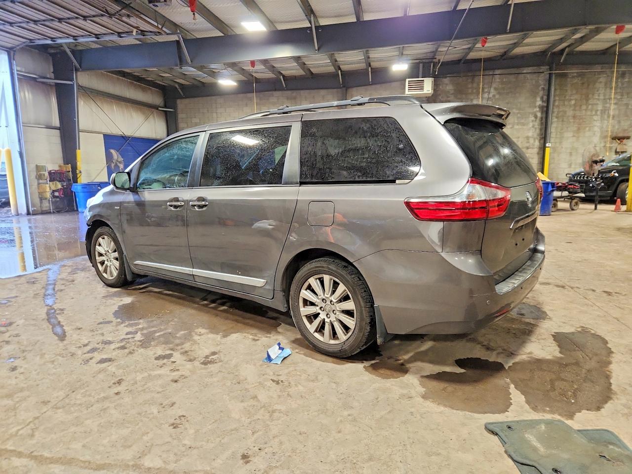2017 TOYOTA SIENNA XLE 7-PASSENGER photo 3