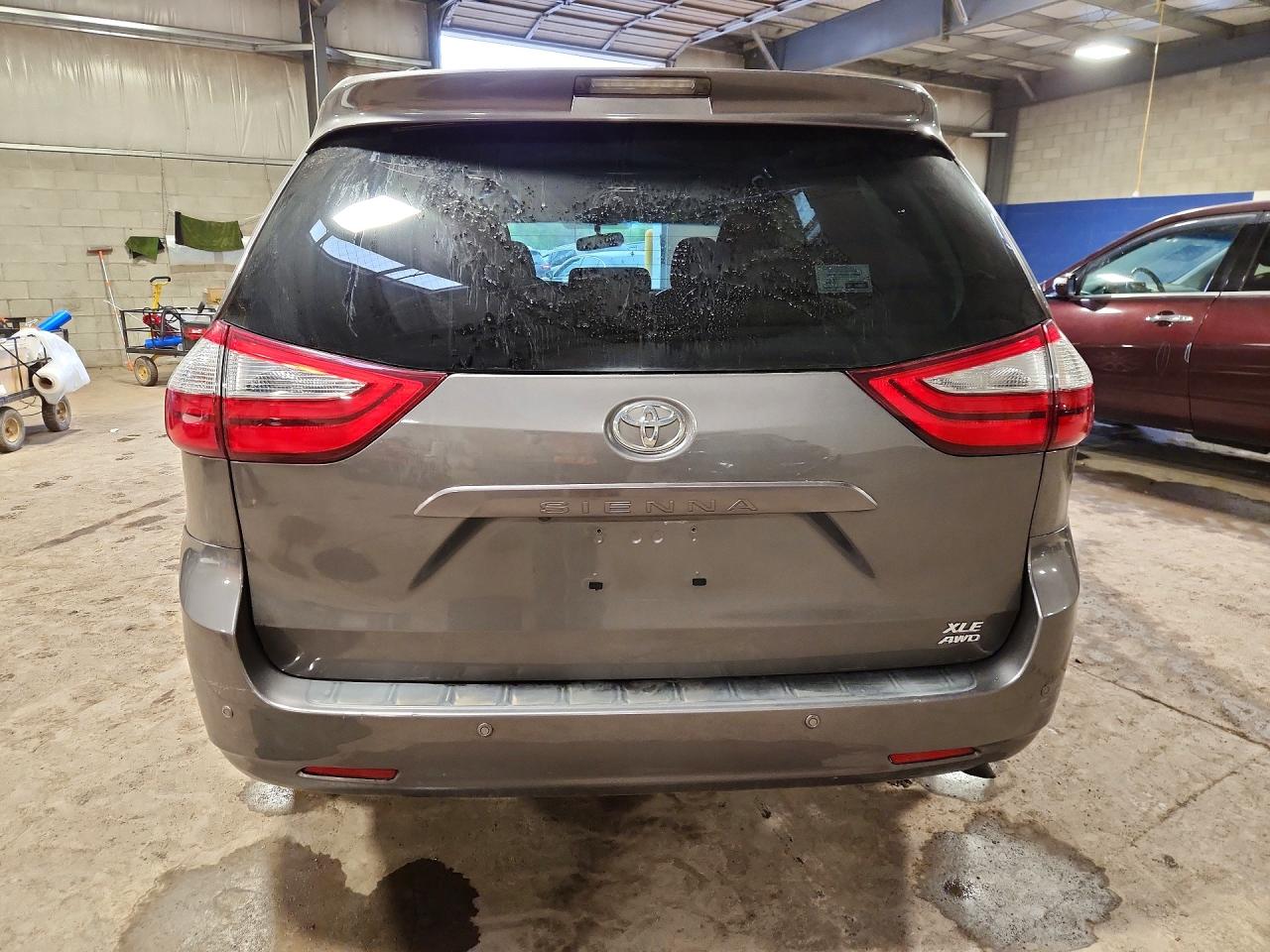2017 TOYOTA SIENNA XLE 7-PASSENGER photo 11