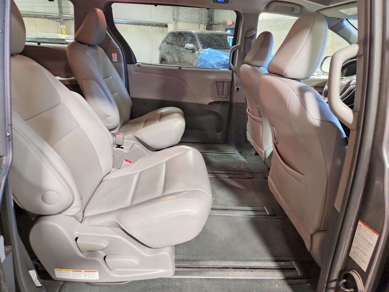2017 TOYOTA SIENNA XLE 7-PASSENGER photo 21