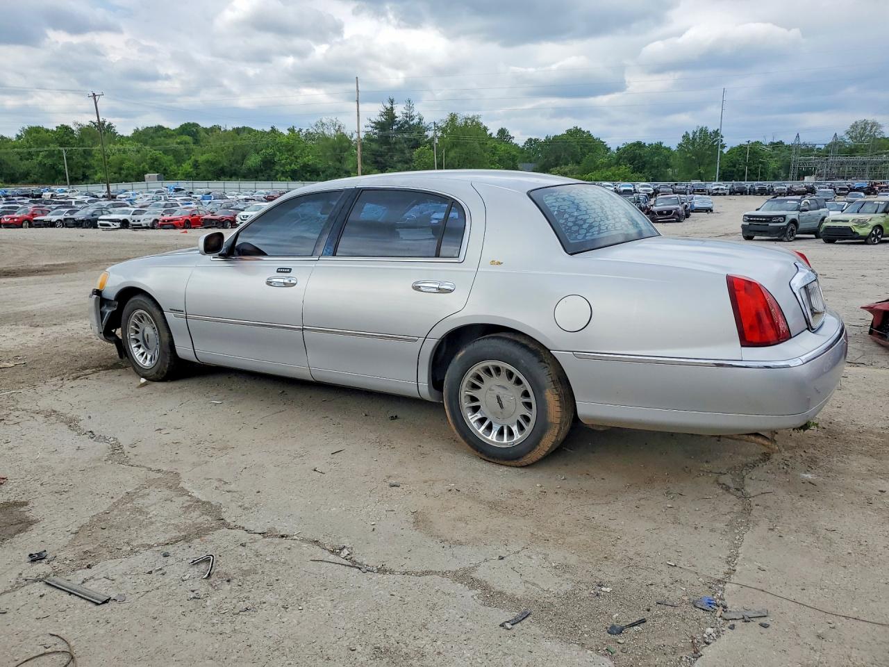 2001 LINCOLN TOWN CAR CARTIER photo 4