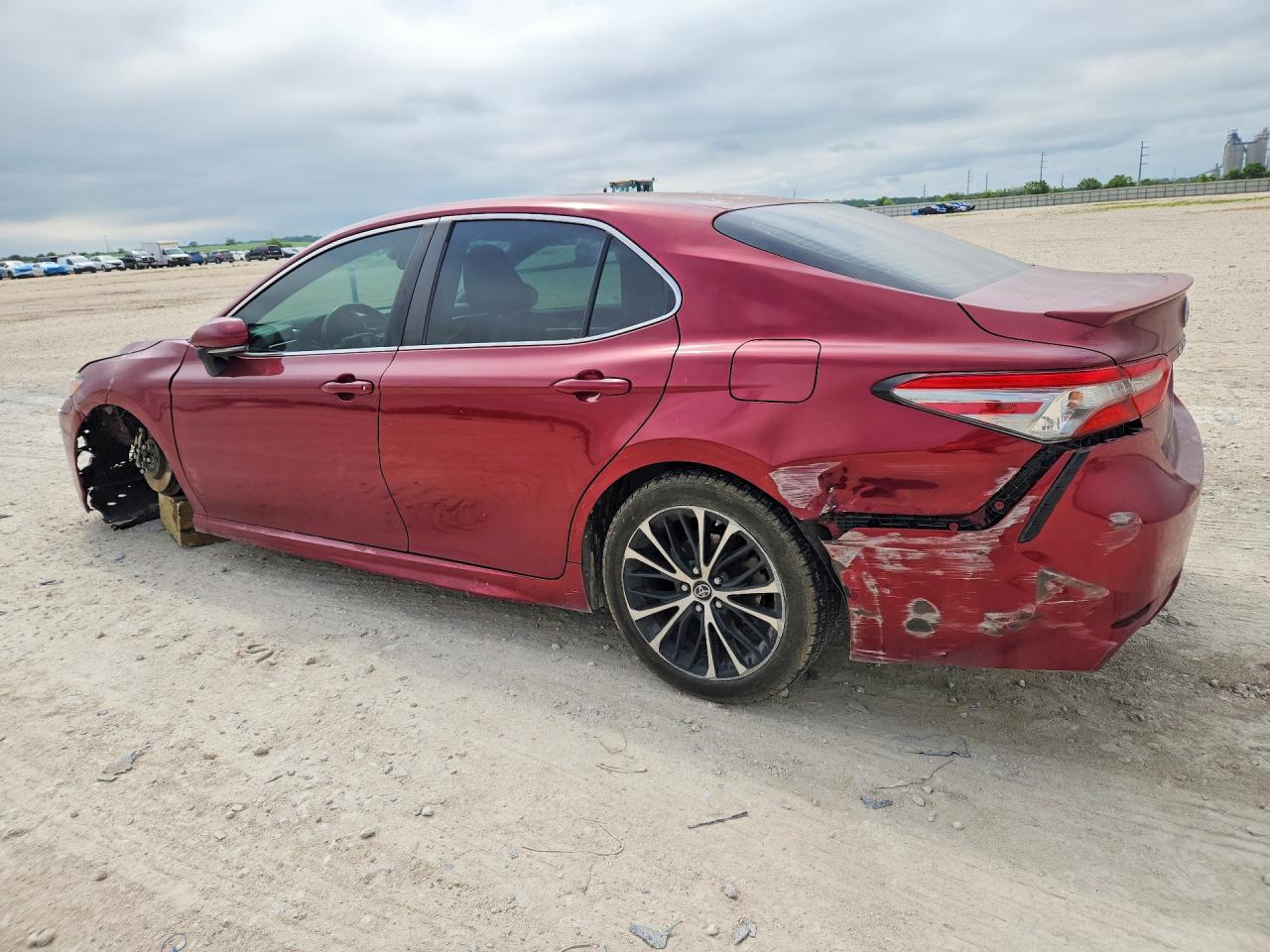 2018 TOYOTA CAMRY SE photo 3