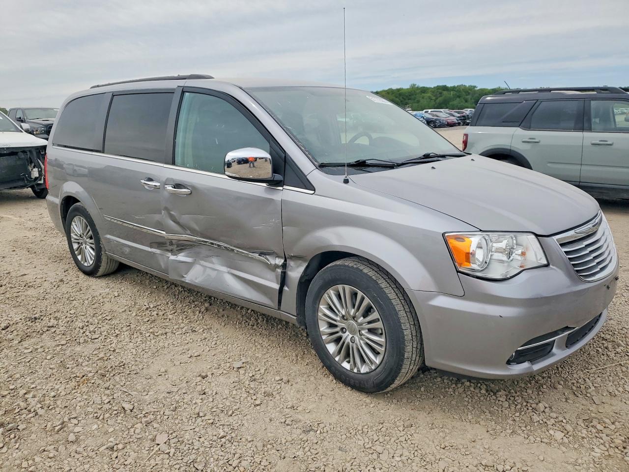 2015 CHRYSLER TOWN & COUNTRY TOURING L photo 4