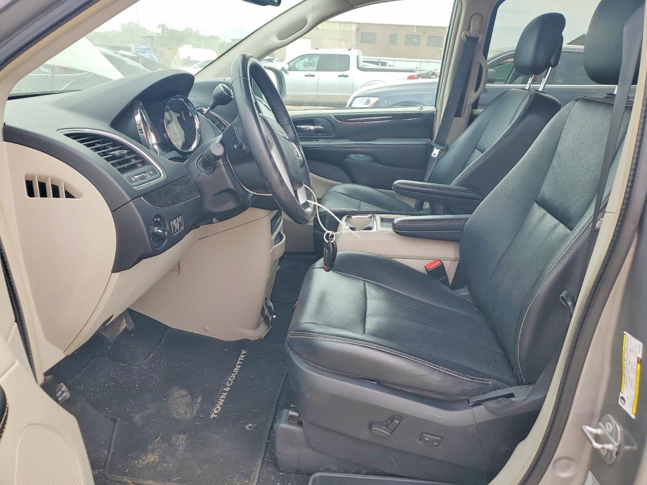 2015 CHRYSLER TOWN & COUNTRY TOURING L photo 7