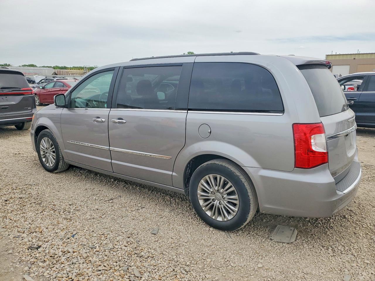 2015 CHRYSLER TOWN & COUNTRY TOURING L photo 2