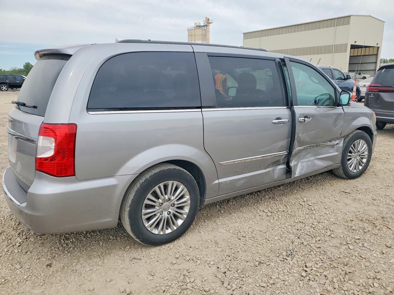 2015 CHRYSLER TOWN & COUNTRY TOURING L photo 3
