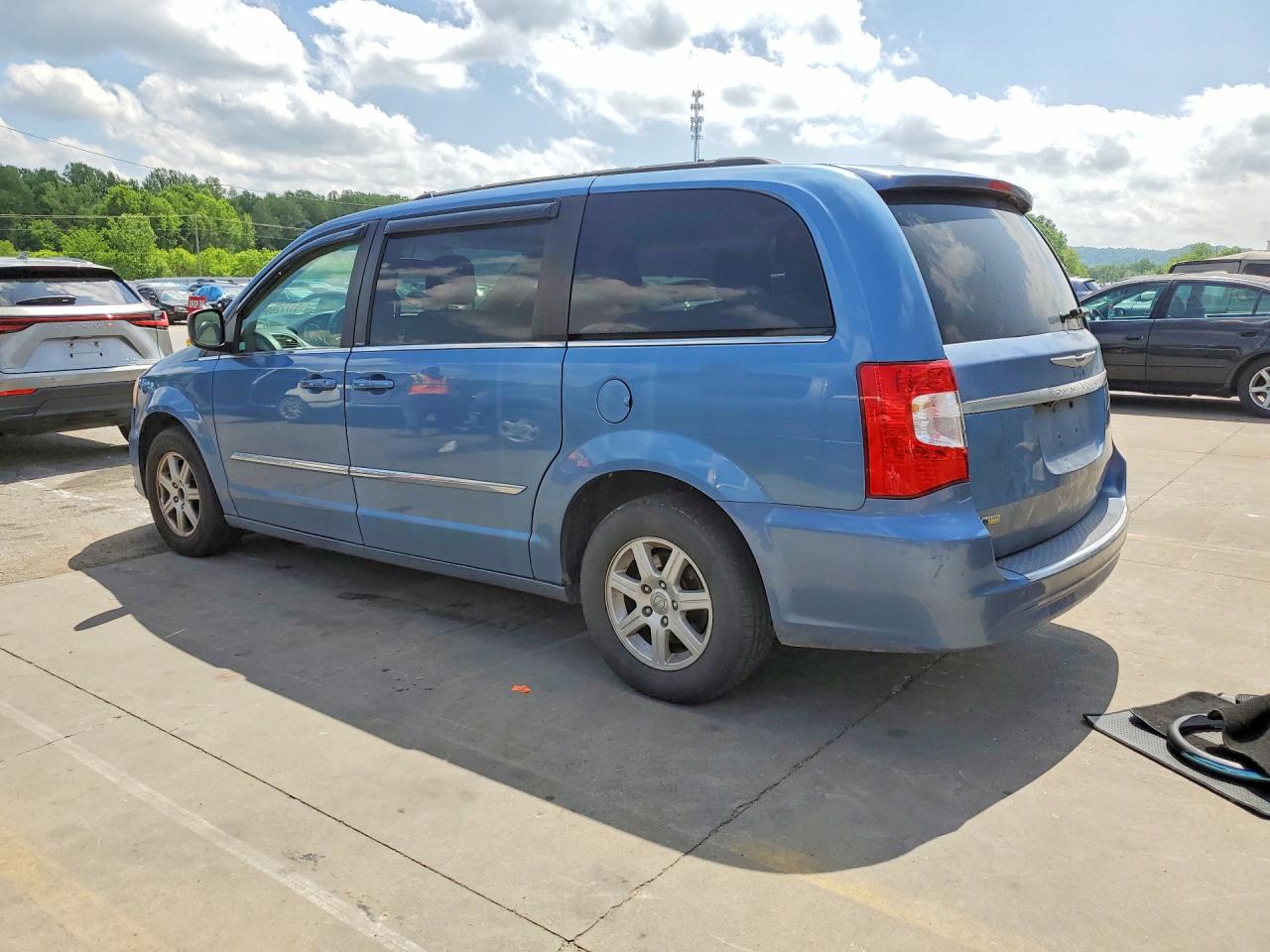 2012 CHRYSLER TOWN & COUNTRY TOURING photo 4