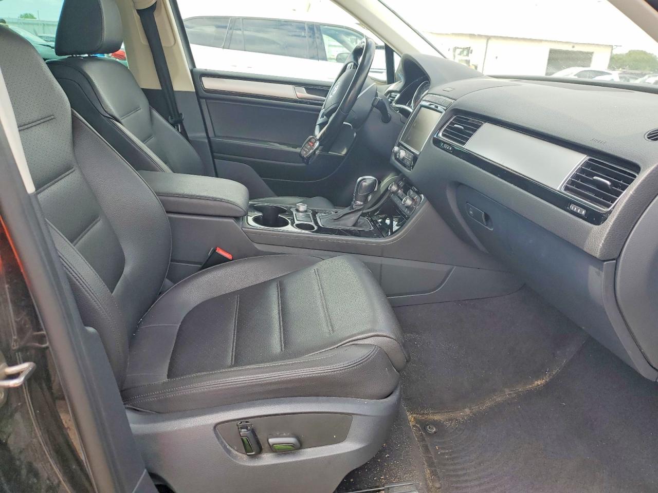 2016 VOLKSWAGEN TOUAREG photo 9