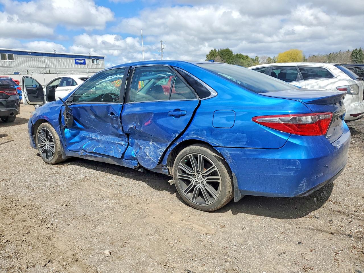 2016 TOYOTA CAMRY LE photo 3