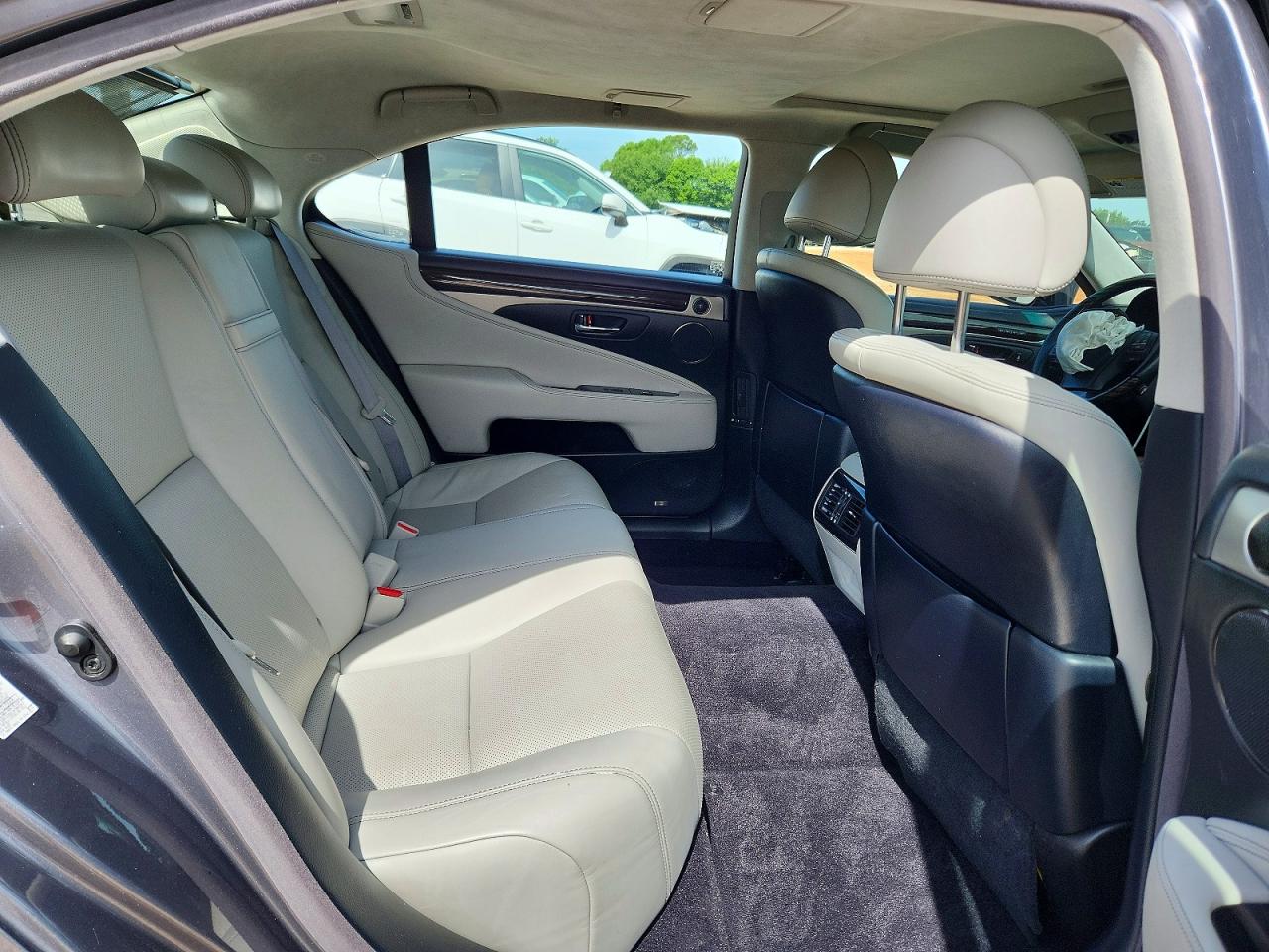 2016 LEXUS LS 460L photo 10