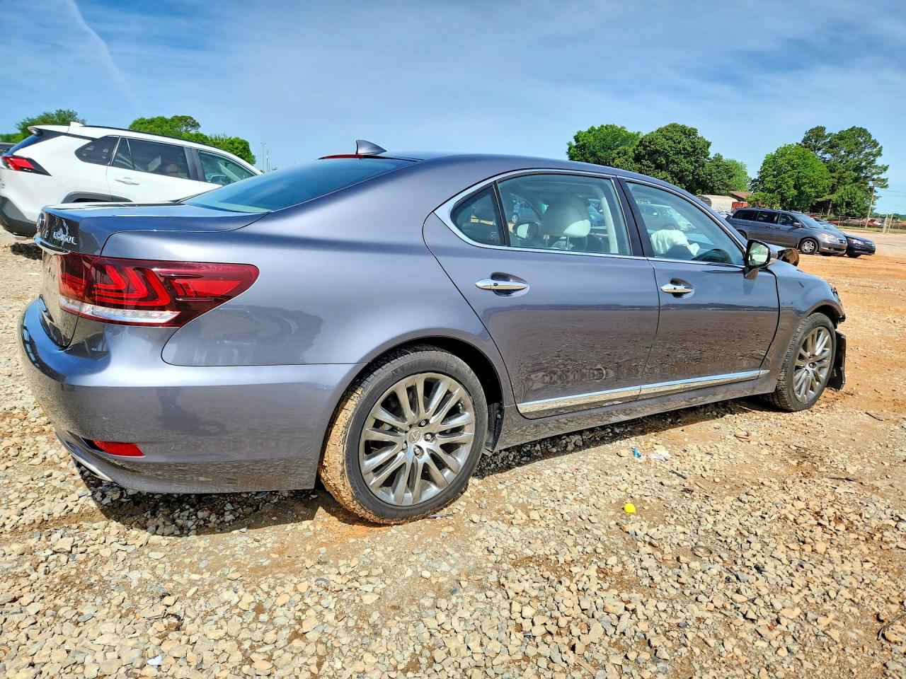 2016 LEXUS LS 460L photo 3