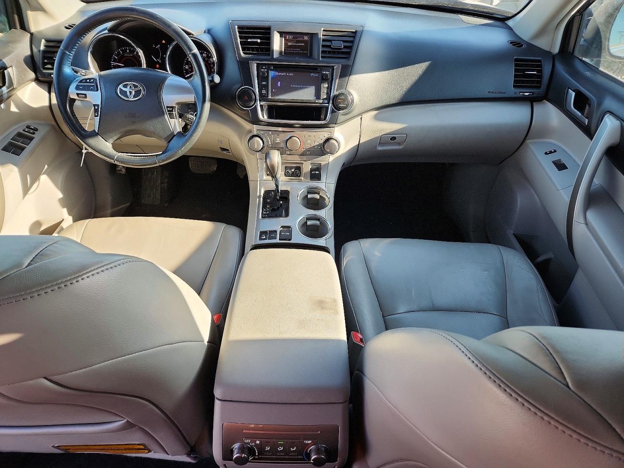 2013 TOYOTA HIGHLANDER SE photo 8