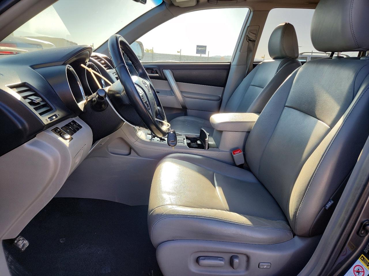2013 TOYOTA HIGHLANDER SE photo 7