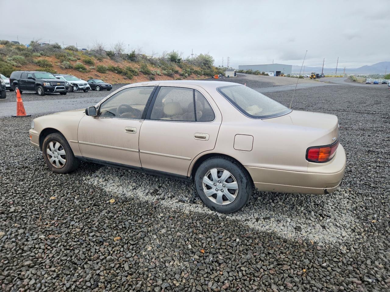 1994 TOYOTA CAMRY LE photo 2