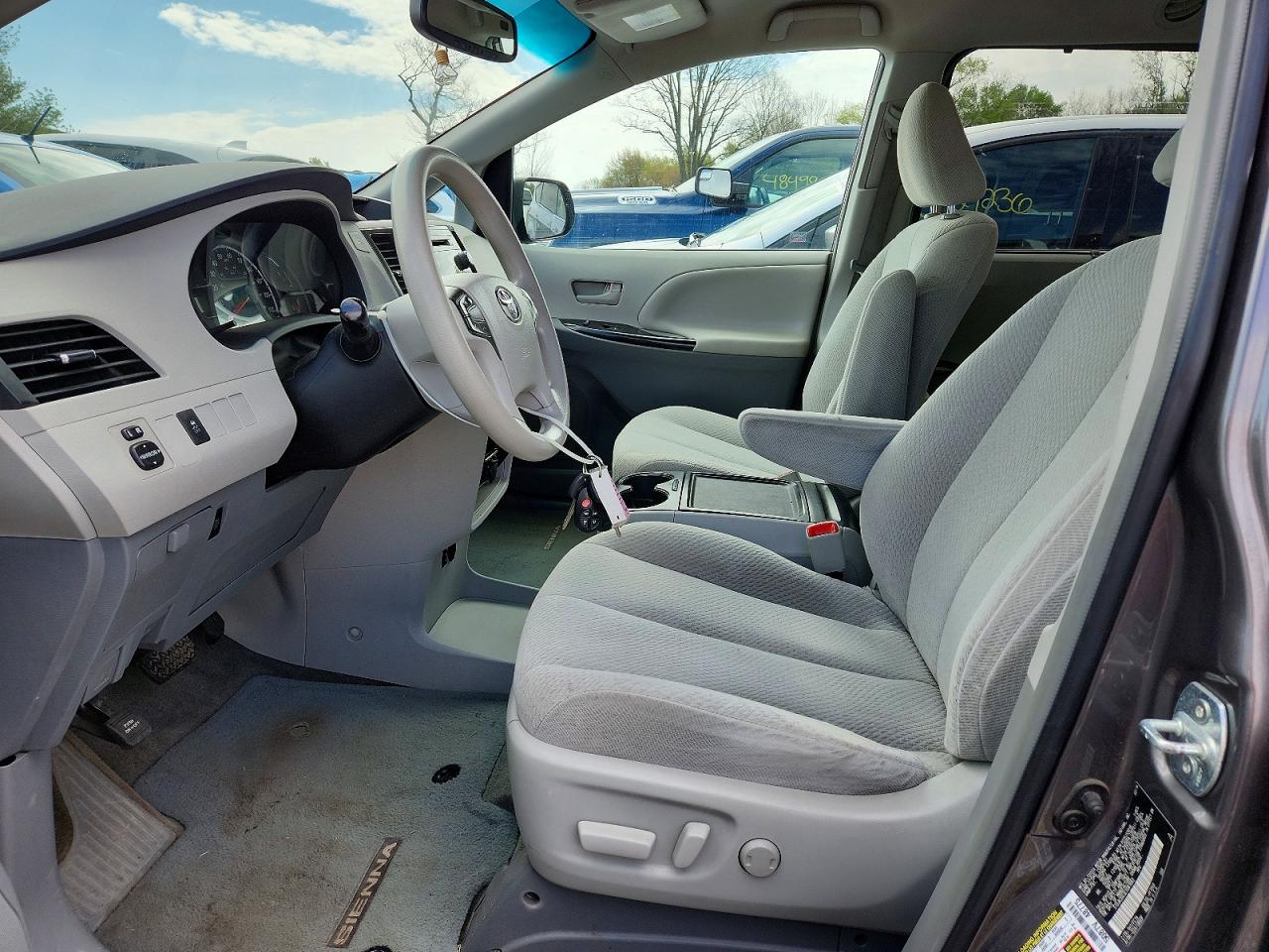 2014 TOYOTA SIENNA LE photo 19