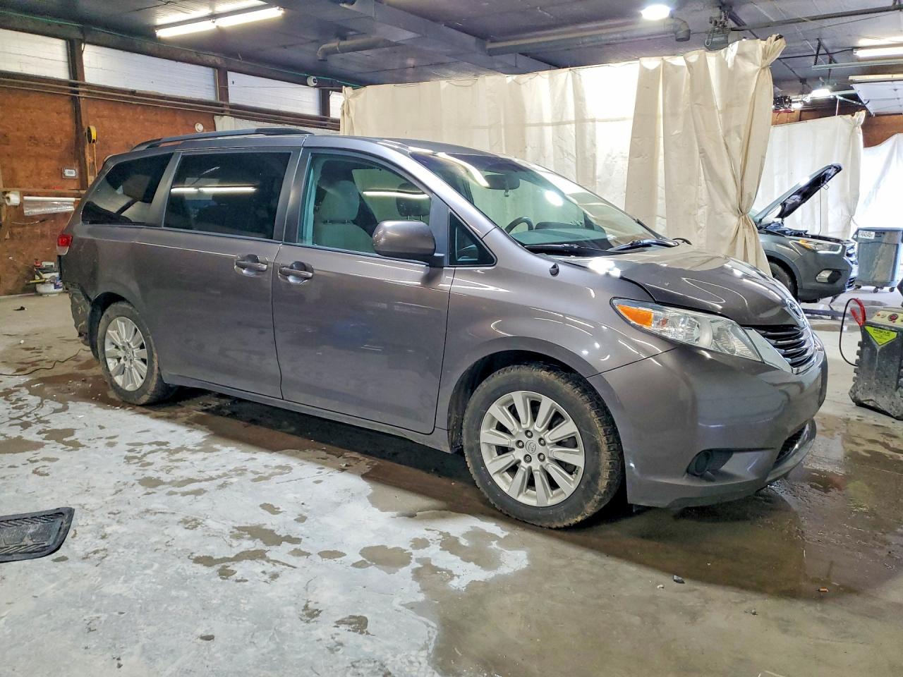 2014 TOYOTA SIENNA LE photo 10