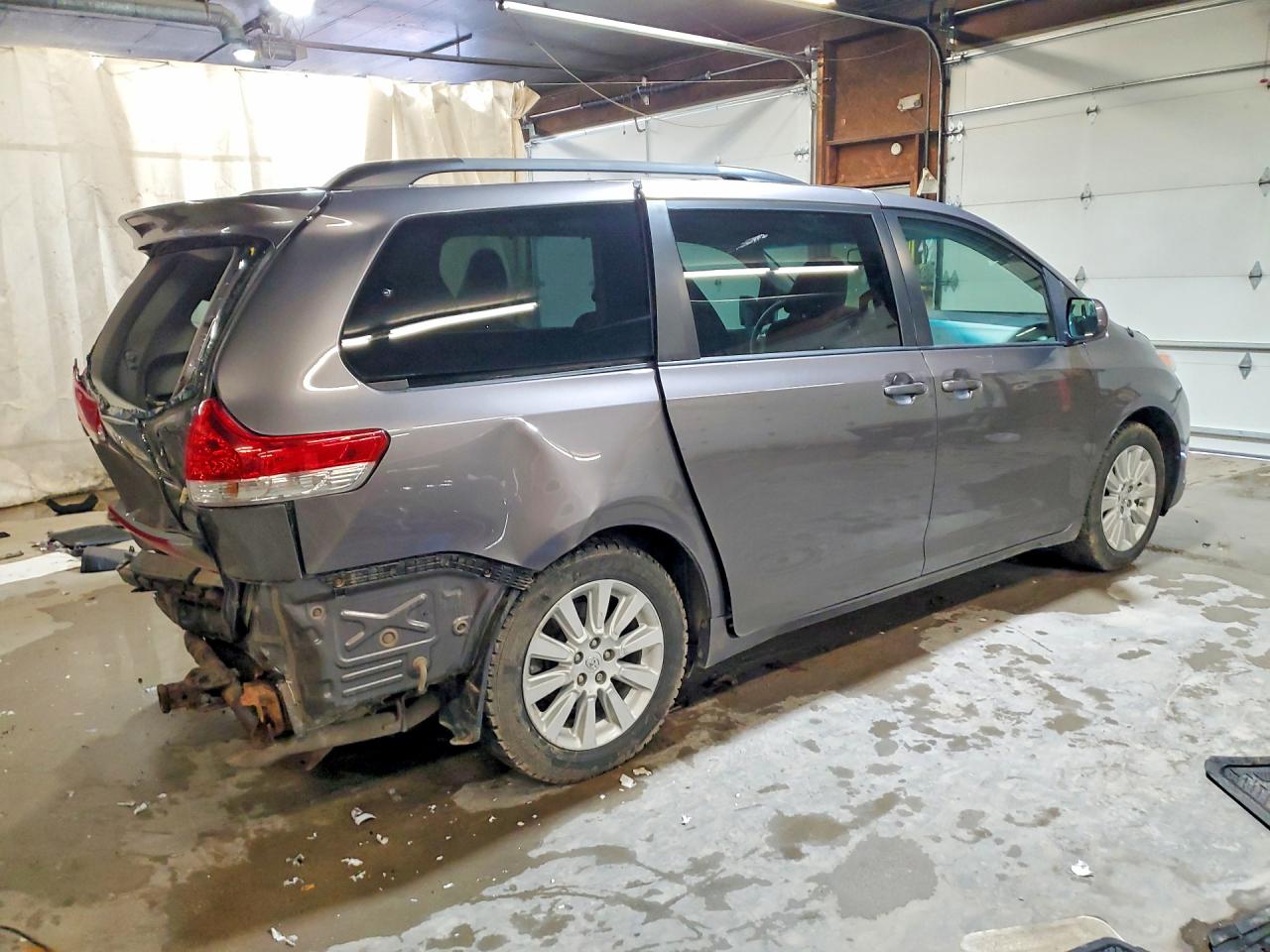 2014 TOYOTA SIENNA LE photo 7