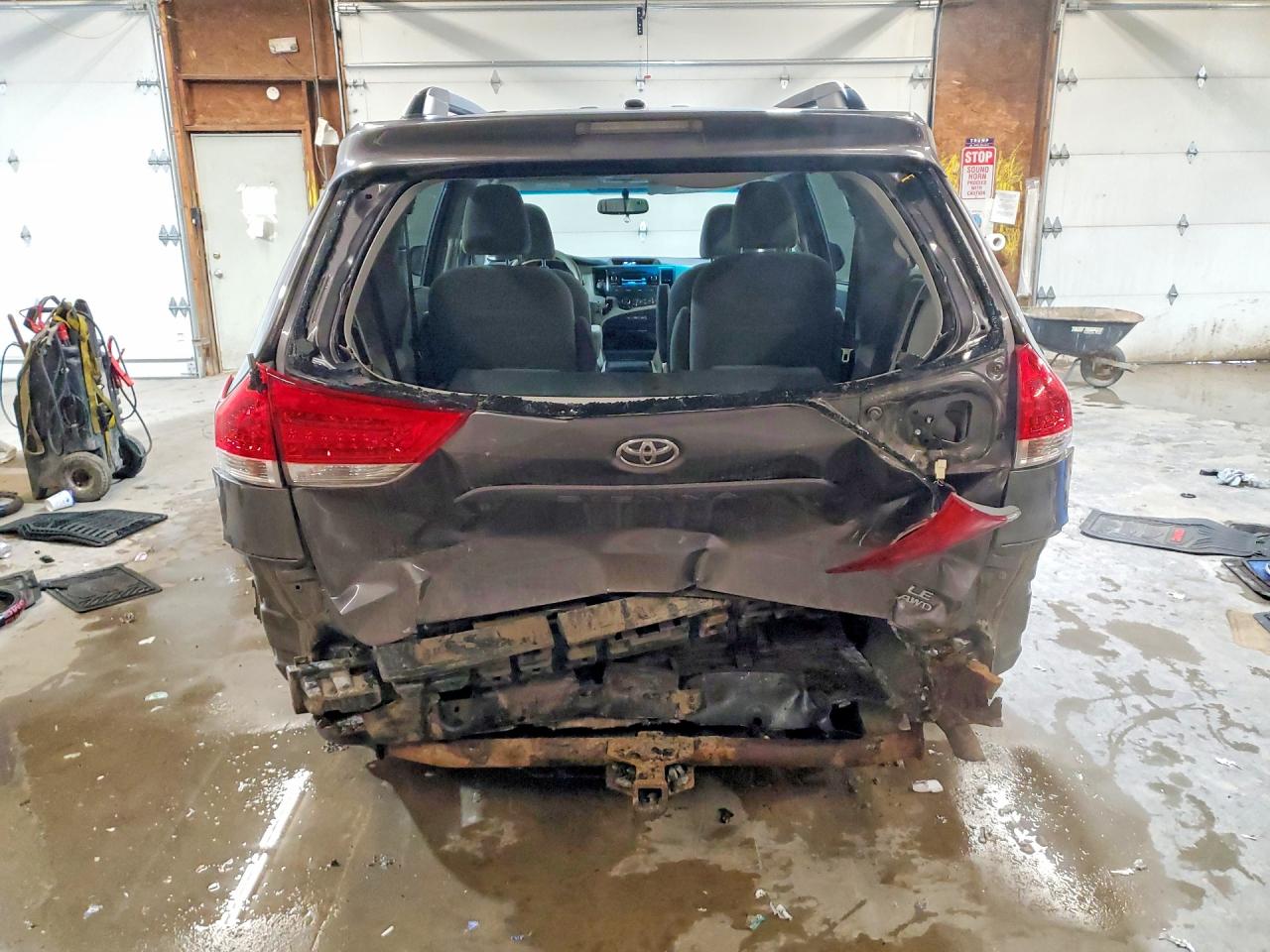 2014 TOYOTA SIENNA LE photo 16