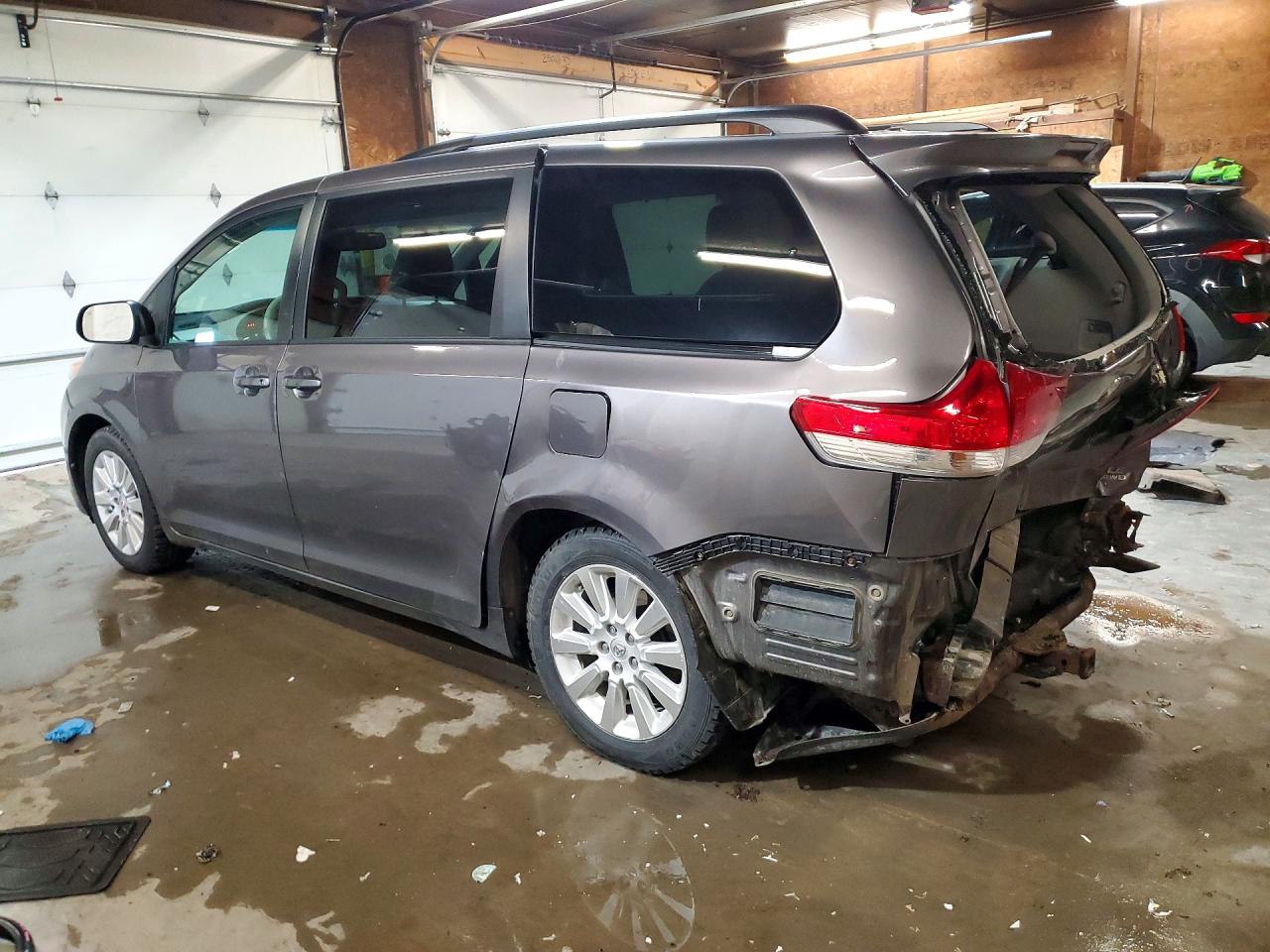 2014 TOYOTA SIENNA LE photo 4
