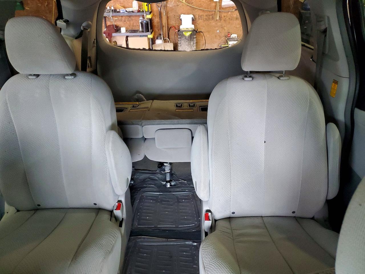 2014 TOYOTA SIENNA LE photo 28