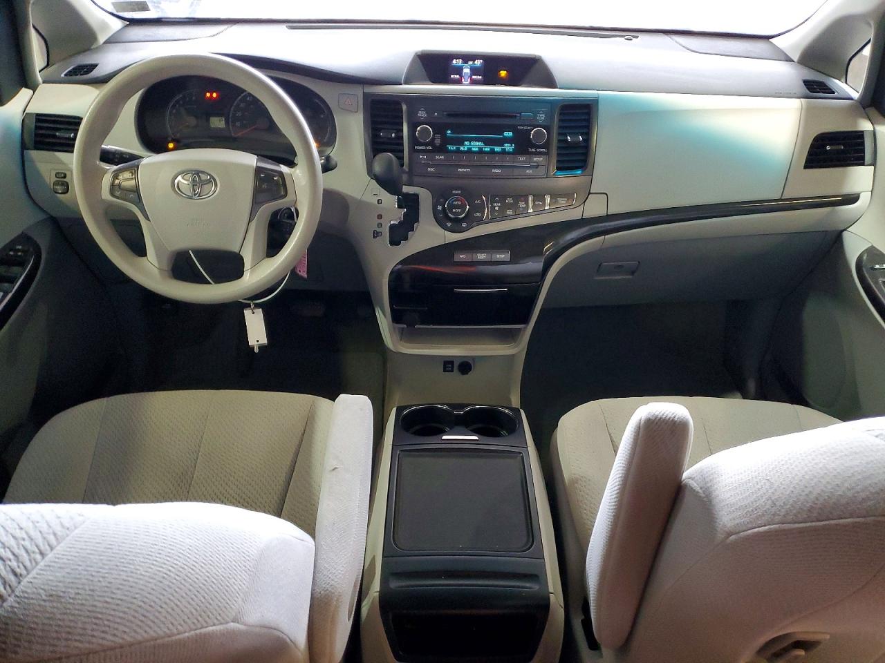 2014 TOYOTA SIENNA LE photo 22