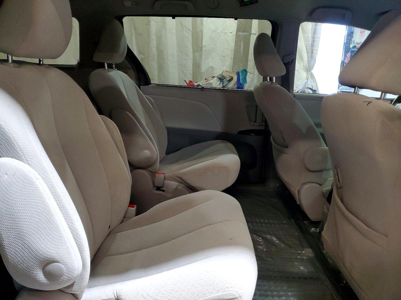 2014 TOYOTA SIENNA LE photo 31